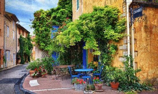 Main Image What region in France is right for me. Beautiful street in Villes-sur-Auzon, Provence, France..jpg