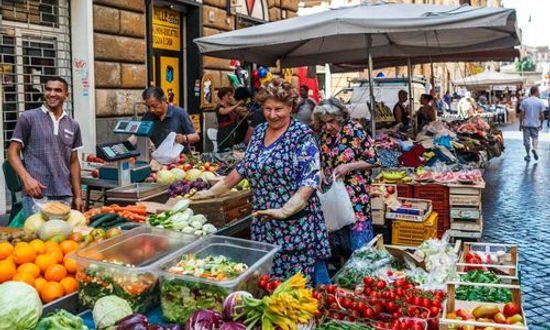 Street market in Rome, Italy.jpg